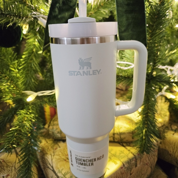 Stanley White Quencher H2.0 Tumbler - Picture 3 of 7